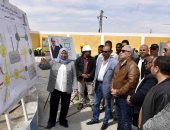 محافظ الأقصر يتفقد مشروعات المساكن والصرف والمدارس ضمن حياة كريمة بأرمنت