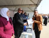 محافظ القاهرة يسلم 224 باكية لتجار الخردة بسوق التونسى الجديد