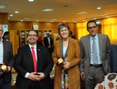 رئيس القابضة للمياه ومديرة الوكالة الأمريكية يتفقدان مركز خدمة عملاء طما 