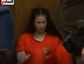 متهمة تعتدى على محاميها داخل محكمة أمريكية لسبب غريب.. فيديو