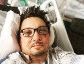 جيريمى رينر يخضع لجلسات علاج طبيعى بعد كسر 30 عظمة بجسده في حادث.. فيديو