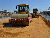 محافظ الإسماعيلية يتفقد أعمال تطوير وتوسعة طريق ترعة المنايف.. صور