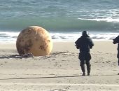 كرة معدنية تنجرف من البحر تثير الذعر بأحد الشواطئ فى اليابان