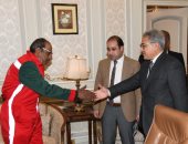 لجنة الإدارة المحلية بمجلس النواب تكرم عامل نظافة لجهوده والتزامه فى العمل