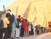 بحضور 6300 سائح وزائر.. الشمس تتعامد على وجه الملك رمسيس الثانى بأبو سمبل