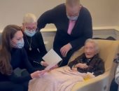 كيت ميدلتون تحتفل بعيد ميلاد عجوز عمرها 109 أعوام أثناء زيارة دار مسنين.. صور