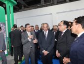رئيس الوزراء يتفقد جناح البريد بأحد المعارض الرياضية