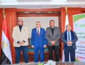 محافظ سوهاج يشهد تسليم قيمة الدفعة الثالثة لتوصيل مياه الشرب للأسر الأكثر احتياجا