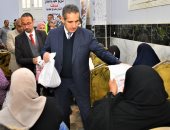 محافظ الغربية يسلم مساعدات اجتماعية لـ100 أسرة فى كفر الجنيدى بزفتى