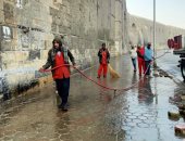 هيئة نظافة القاهرة تنفذ حملة غسيل لمحيط سور مجرى العيون.. صور