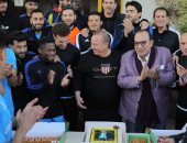 لاعبو المقاولون العرب يحتفلون بعيد ميلاد شوقي غريب على هامش التدريبات