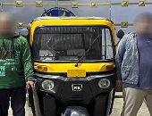 حيلة ماكرة.. لصوص يخدعون سائقين بوضع منوم فى الطعام لسرقة مركبات التوك توك