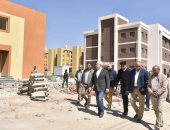 محافظ الأقصر يتابع مشروعات الإسكان وتطوير المواقف ضمن حياة كريمة بإسنا.. صور