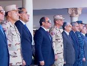 الرئيس السيسي والمشاركون فى تفقد اصطفاف معدات تنمية سيناء يقفون دقيقة حدادا