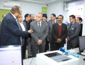 محافظ سوهاج يتفقد مركز خدمة عملاء شركة مياه الشرب والصرف الصحى بأخميم.. صور