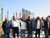 وزير الإسكان يتفقد سير العمل بمنطقة الأبراج الشاطئية بمدينة العلمين الجديدة