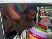 فكرة بسيطة لنشر البهجة.. "أحمد" يصنع فانوسا من البالونات في 5 دقائق