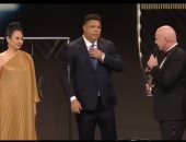 ذا بيست 2022.. فيفا يمنح بيليه جائزة خاصة وزوجته تتسلمها