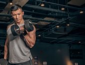 أفضل التمارين لمساعدة الرجال على بناء عضلات وأذرع قوية