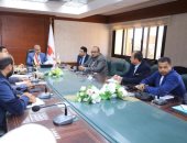 محافظ سوهاج يوجه بسرعة رصف الطرق بالقرى فور انتهاء أعمال المرافق