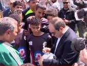 الرئيس السيسي يوقع على كرة خلال لقاء الأطفال المشاركين فى برنامج "كابيتانو مصر".. فيديو