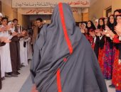 معلمون بسيناء ينظمون ممرا شرفيا لزميلتهم وهى ترتدى الثوب البدوى يوم بلوغها المعاش
