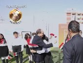 الرئيس السيسي يستجيب لطفل طلب مصافحته فى المنيا