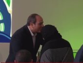 الرئيس السيسي يقبل رأس والدة شهيد.. ويؤكد: "أنا أتشرف بيكى"