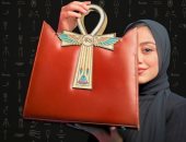 "آية" توجه رسائل للمرأة برسومات فرعونية منقوشة على حقائب مصرية 100%