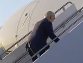 الرئيس الأمريكى يتعثر مجددا أثناء صعوده الطائرة.. فيديو