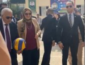 وزير التعليم يلعب كرة طائرة مع طالبات مدرسة الشهيد يسرى عميرة بالقاهرة