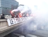 التوتر يجتاح باريس.. محتجون يضرمون النار فى حاويات القمامة.. فيديو