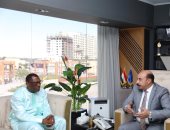 محافظ أسوان يبحث مع سفير سيراليون تنشيط التعاون الاقتصادى والاستثمارى