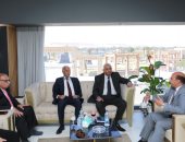 محافظ أسوان يلتقى وفد وزارة النقل لمناقشة مسار المشروع القومى للقطار السريع