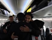 مشاهد من طائرة الأهلى.. محمد هانى بالمصحف والتليفون يشغل الشناوى والسولية