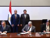 رئيس الوزراء يشهد اتفاقية إنشاء شركة مصرية لتشغيل مصنع سرنجات ذاتية التدمير 