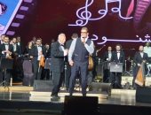 عمرو دياب يقدم أغنية "الزمن" وهانى شنودة يعزف له على البيانو "رصيف نمرة 5"