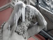تساقط الثلوج على التماثيل المنحوتة يرسم لوحات بديعة فى سانت بطرسبرج