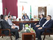 نائب محافظ المنيا يستقبل وفد مركز المعلومات بمجلس الوزراء لتعزيز سبل التعاون
