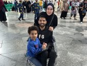 مؤمن زكريا ينشر صورة بصحبة زوجته وابنه فى المسجد النبوي