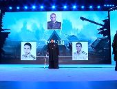 الرئيس السيسي يقف لتقديم التحية إلى أمهات شهداء "مثلث القيادة" 