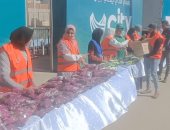 كتف في كتف توزع 10 آلاف كرتونة مواد غذائية على الأسر الأولى بالرعاية في بني سويف