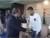الرئيس السيسي يرحب بمؤمن زكريا خلال المباراة النهائية لبرنامج كابيتانو مصر