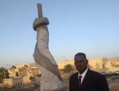 الفنان السودانى على عزت يكشف عن فكرة تمثال العقدة بعد مشاركته فى سمبوزيوم أسوان