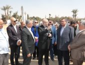 وزير التنمية المحلية ومحافظ بنى سويف يتفقدان مشروع المرسى السياحى شرق النيل