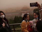 سماء بكين باللون البرتقالي.. عاصفة رملية شديدة تضرب الصين