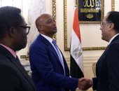 رئيس الوزراء يلتقى رئيس "كاف" لاستعراض سبل دعم كرة القدم الأفريقية  