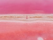 مدونة روسية تلتقط صورا جوية ساحرة لبحيرة وردية اللون فى أستراليا