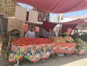 بائعو شارع أحمد عرابى بإسنا يرسمون مشهدا جماليا بتزيين عرباتهم قبل دخول رمضان