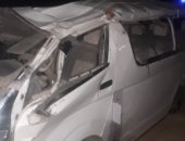 إصابة 13 شخصا فى حادث انقلاب ميكروباص بطريق أبوسمبل